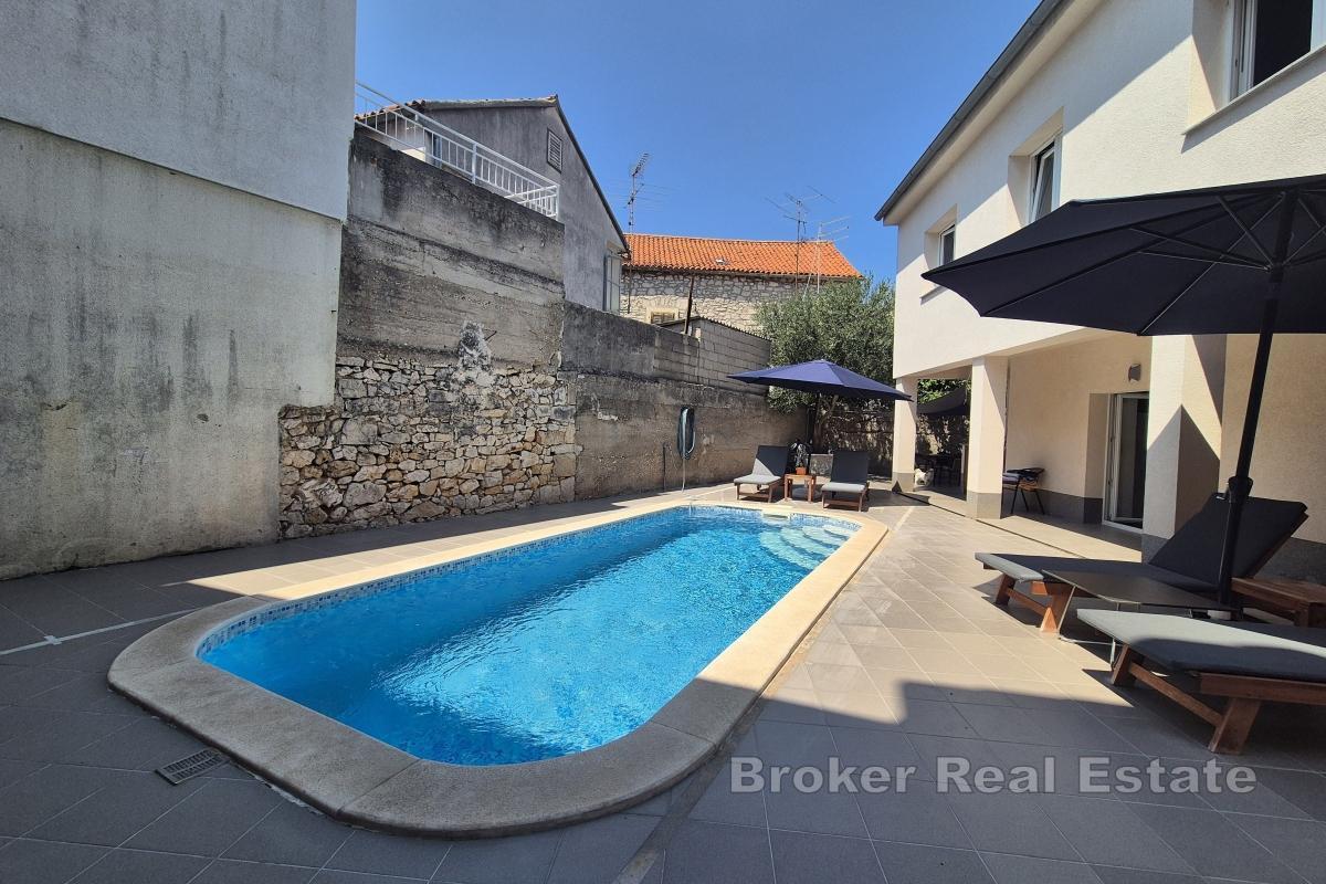 Dwupiętrowy dom w centrum, z basenem