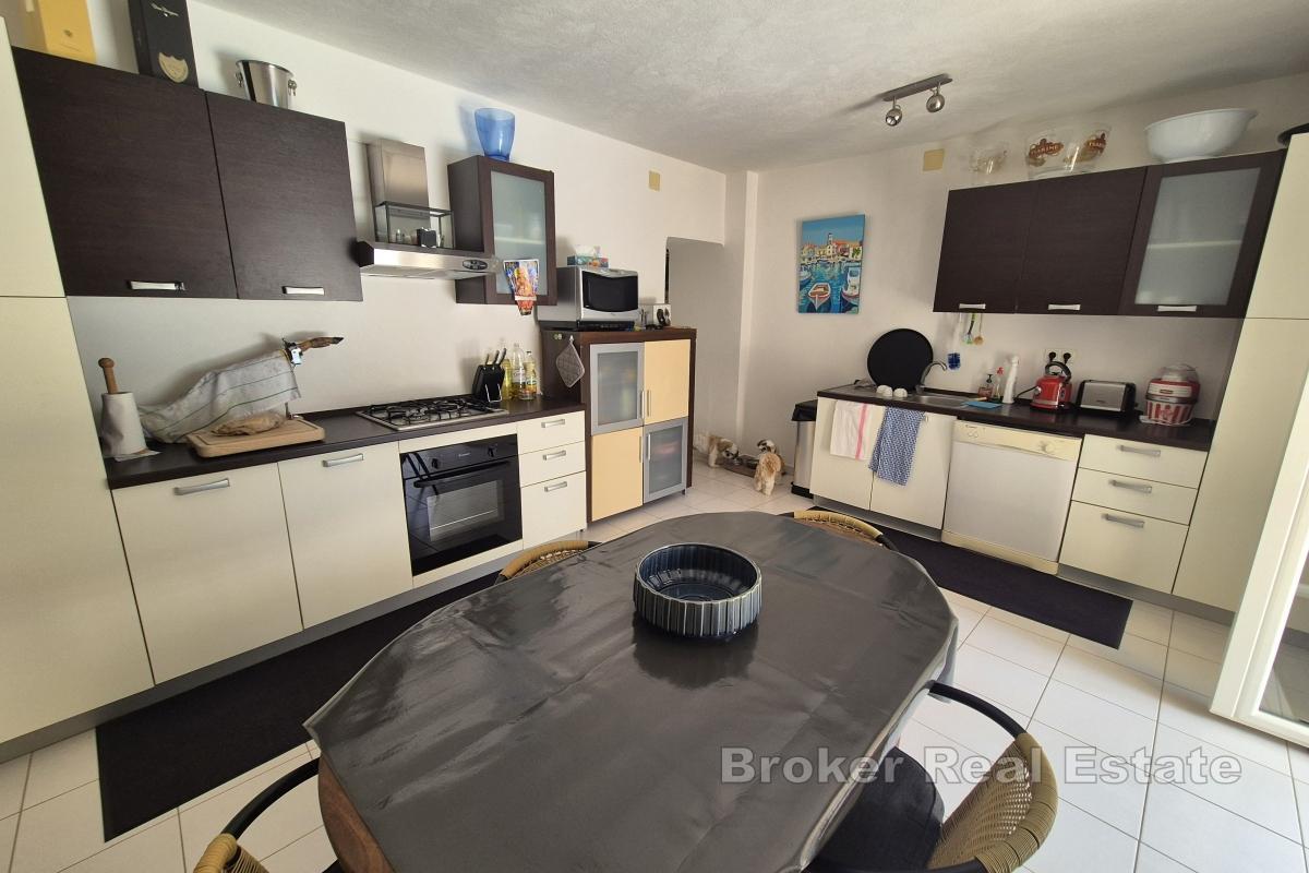 Dwupiętrowy dom w centrum, z basenem