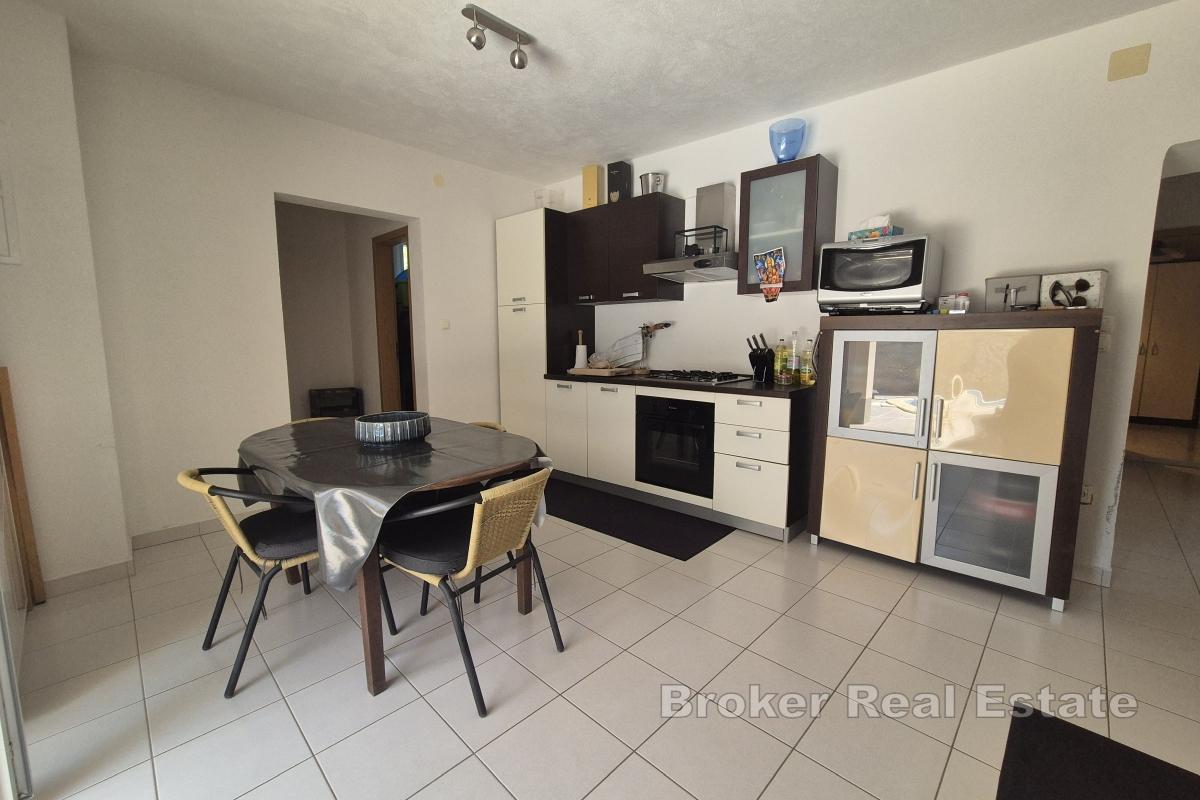 Dwupiętrowy dom w centrum, z basenem