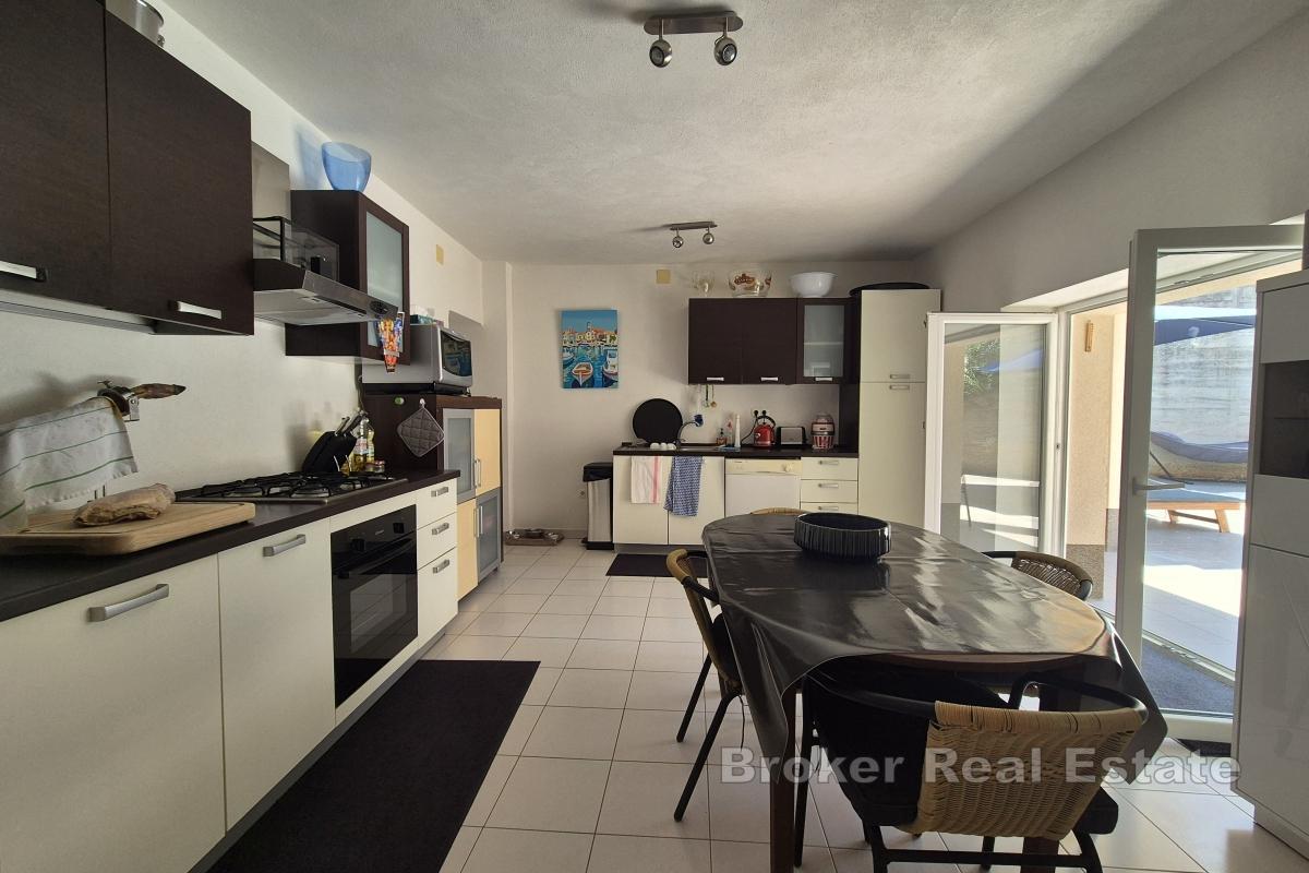 Dwupiętrowy dom w centrum, z basenem