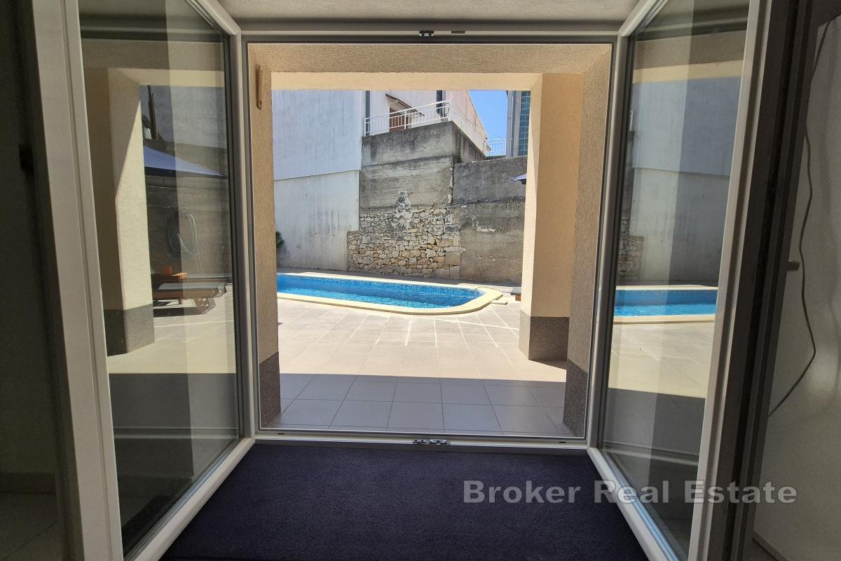 Dwupiętrowy dom w centrum, z basenem