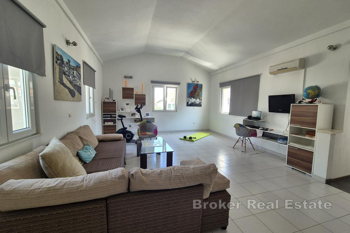 Dwupiętrowy dom w centrum, z basenem