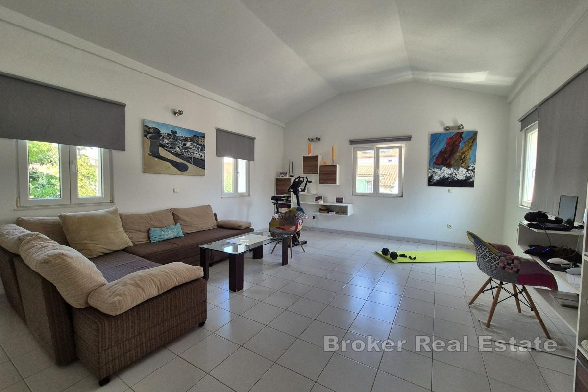 Dwupiętrowy dom w centrum, z basenem