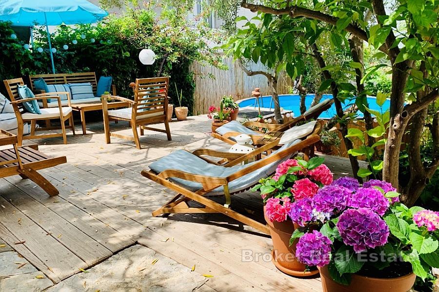 Kuća s uhodanim iznajmljivačkim poslom i pogledom na more