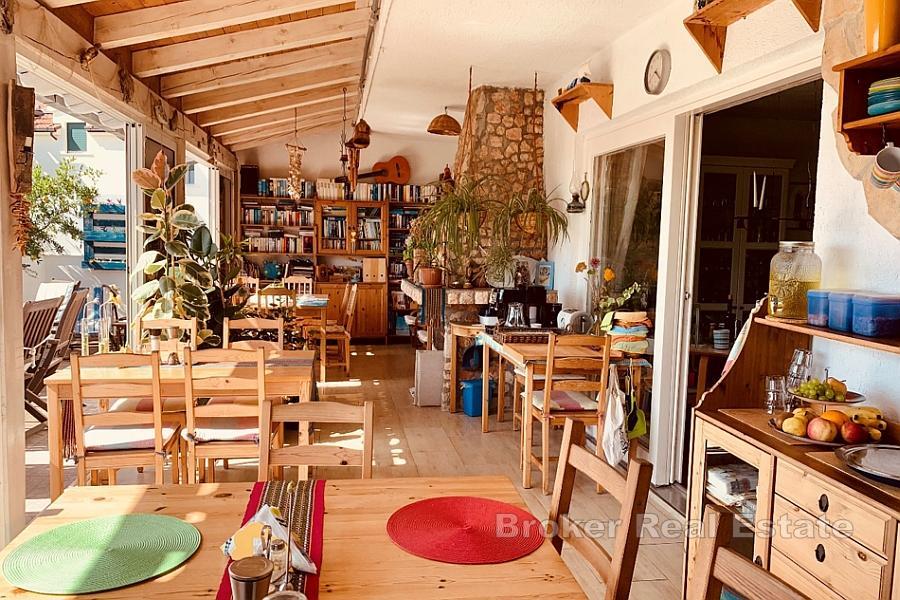 Kuća s uhodanim iznajmljivačkim poslom i pogledom na more