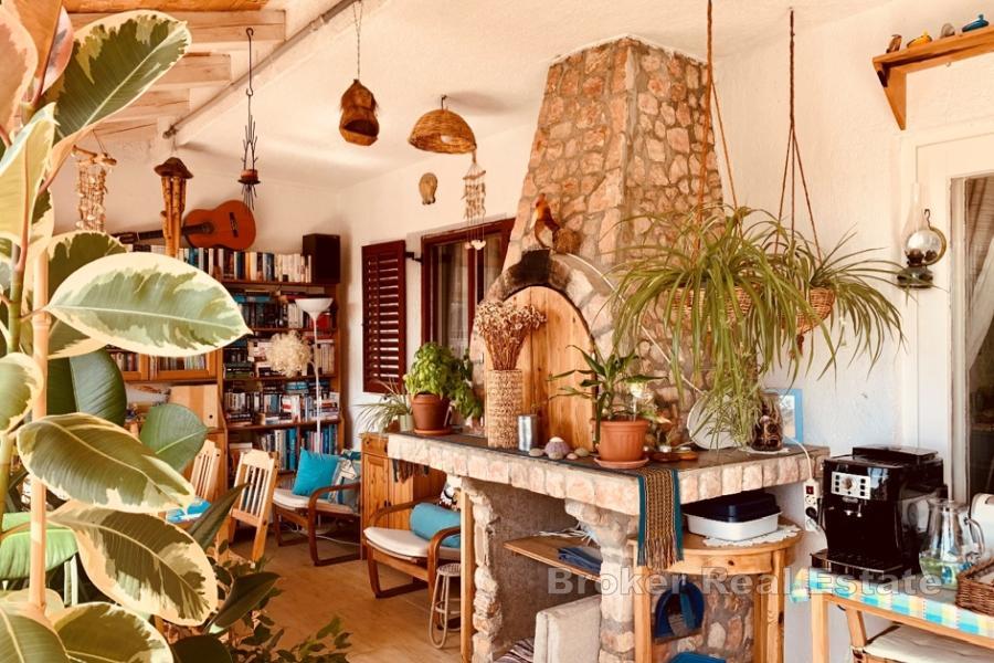 Kuća s uhodanim iznajmljivačkim poslom i pogledom na more