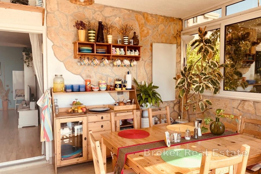 Kuća s uhodanim iznajmljivačkim poslom i pogledom na more