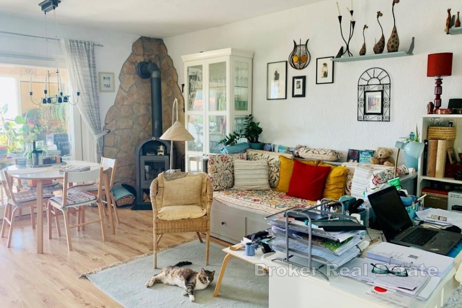 Kuća s uhodanim iznajmljivačkim poslom i pogledom na more