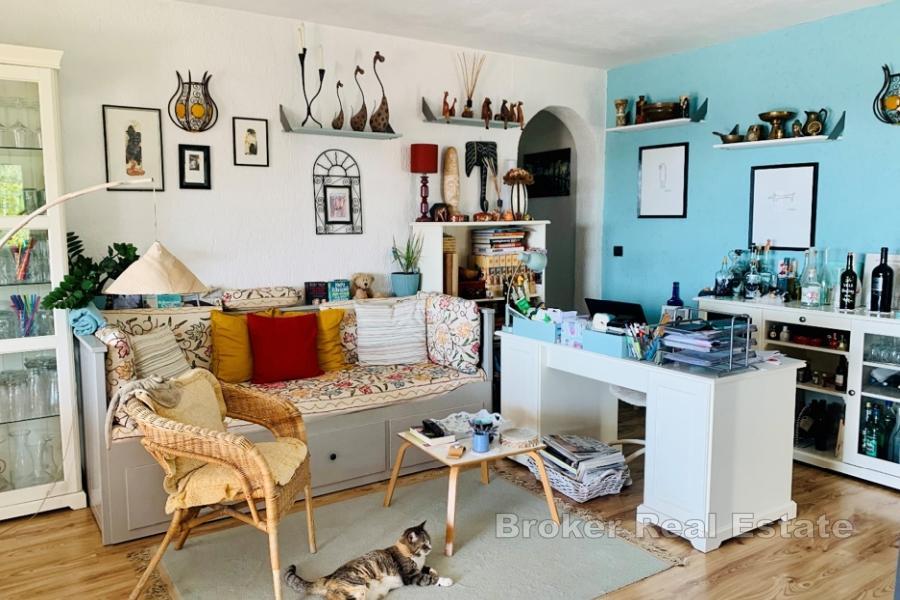 Kuća s uhodanim iznajmljivačkim poslom i pogledom na more