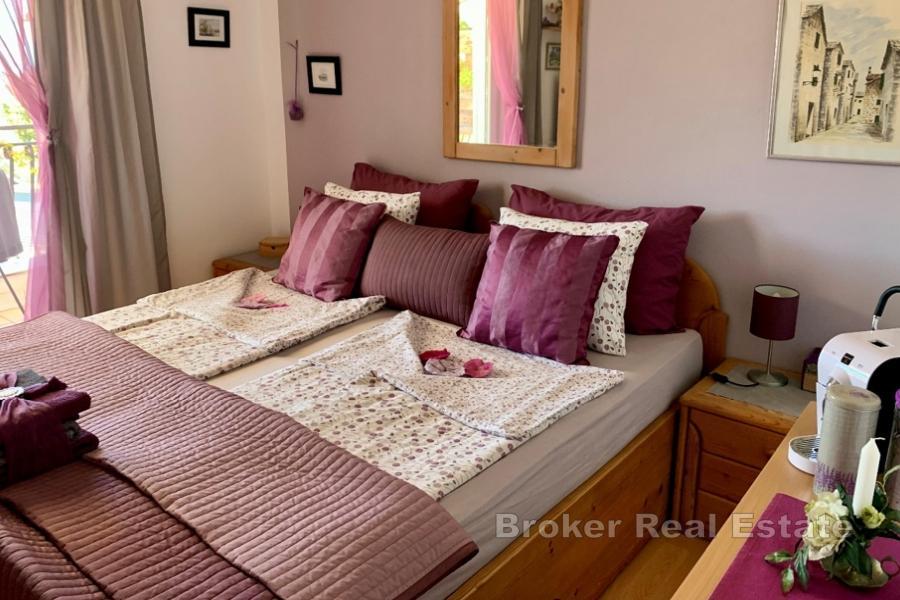 Kuća s uhodanim iznajmljivačkim poslom i pogledom na more