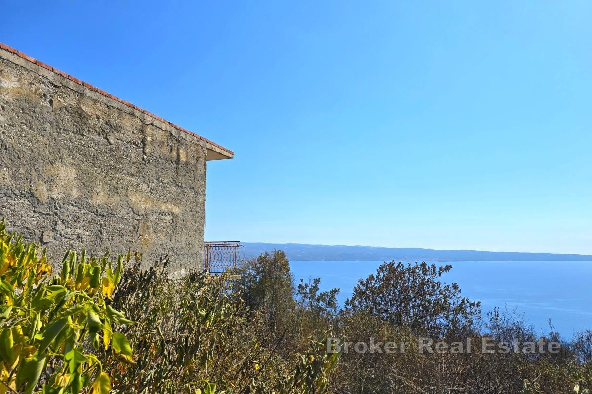 Tomt med panoramautsikt över havet
