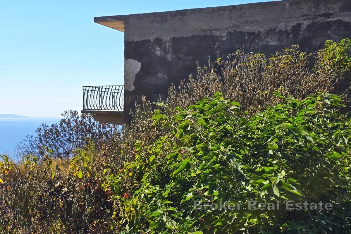 Tomt med panoramautsikt över havet