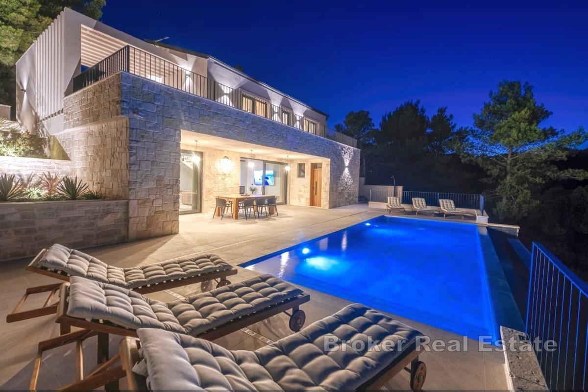 Elegant villa med havsutsikt och pool