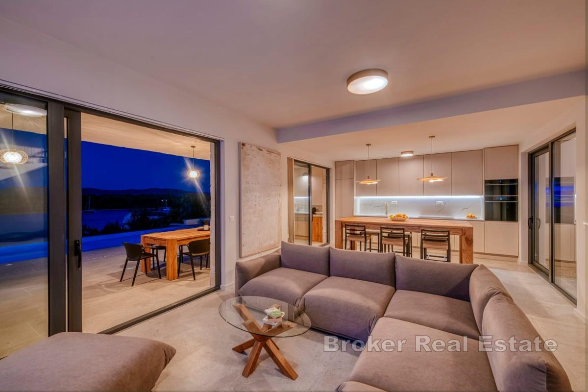 Elegantna vila s pogledom na more i bazenom