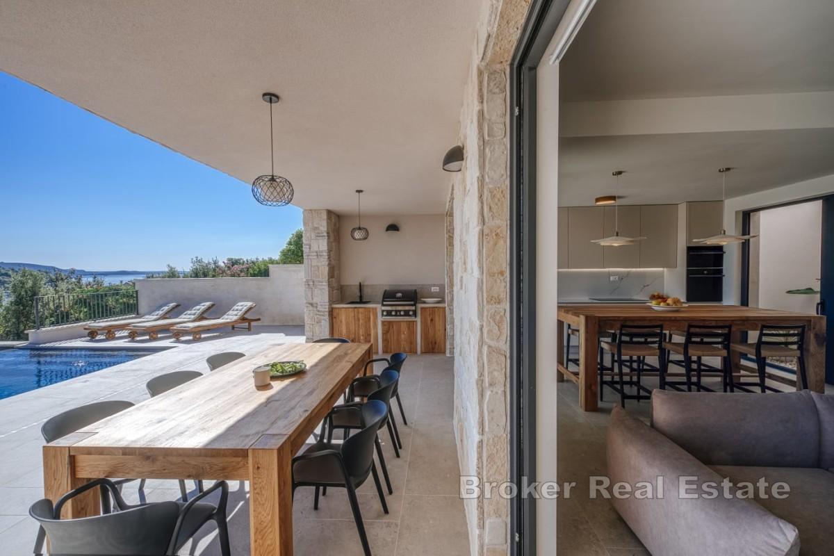 Elegantna vila s pogledom na more i bazenom