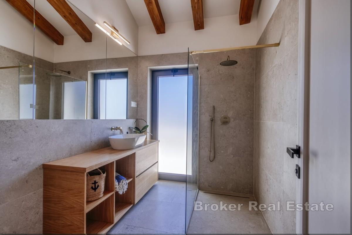 Elegantna vila s pogledom na more i bazenom