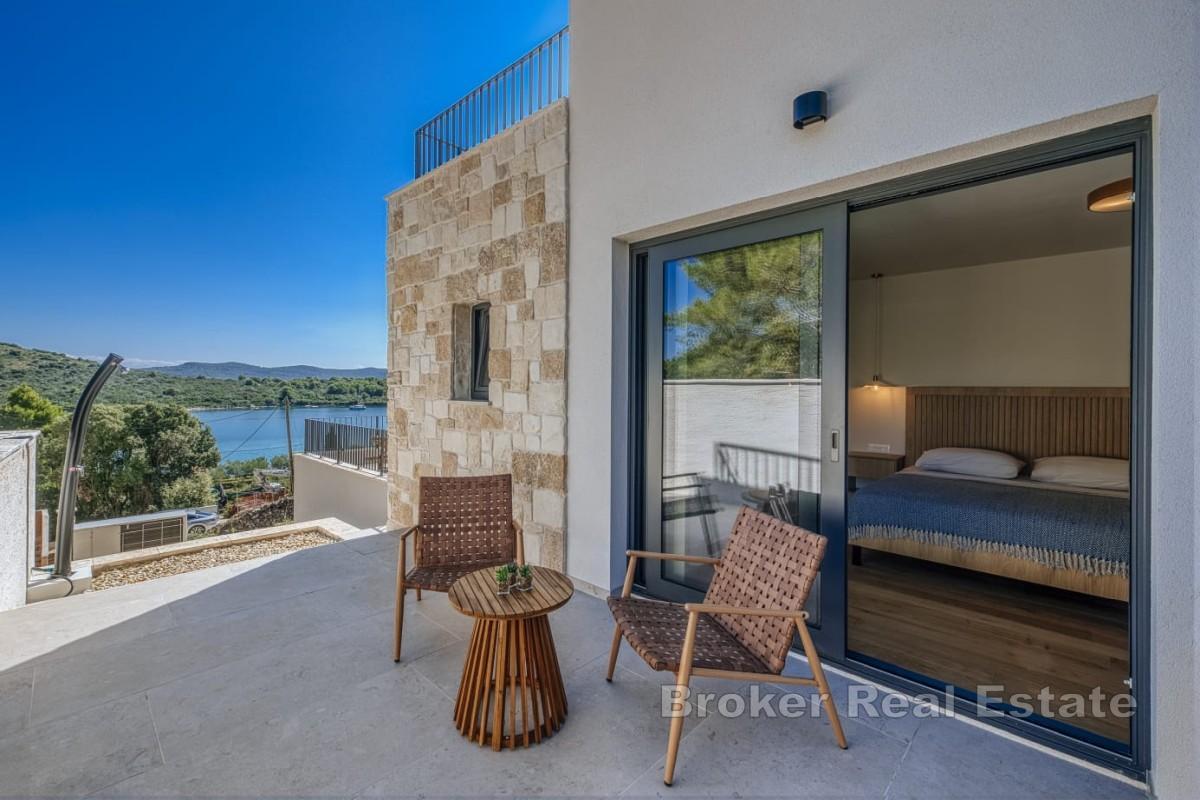 Elegantna vila s pogledom na more i bazenom