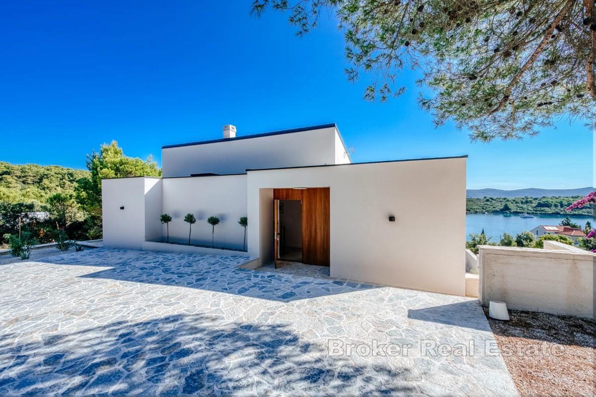 Elegantna vila s pogledom na more i bazenom