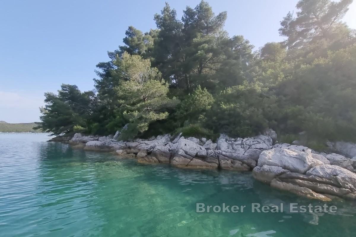 Isola privata immersa nella natura incontaminata