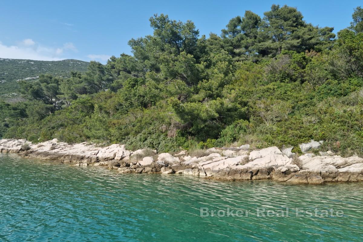 Isola privata immersa nella natura incontaminata