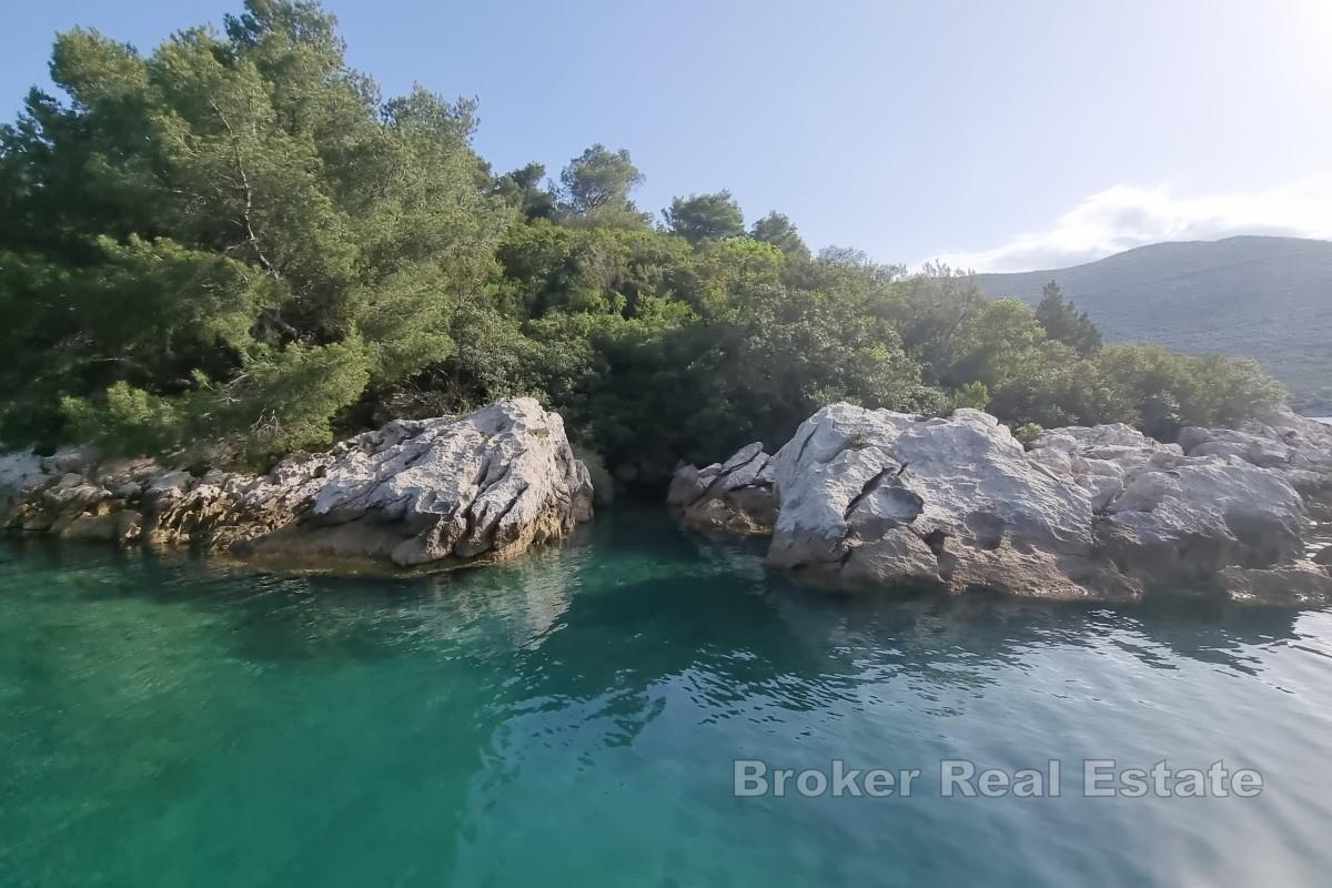 Isola privata immersa nella natura incontaminata