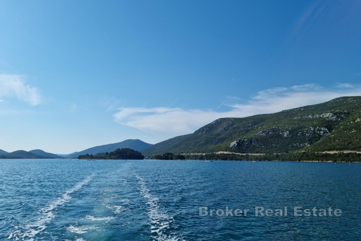 Isola privata immersa nella natura incontaminata
