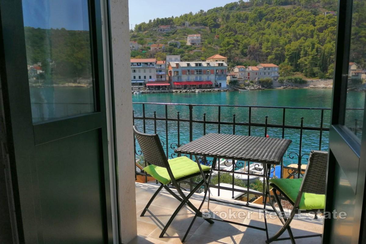 Casa bifamiliare in prima fila sul mare