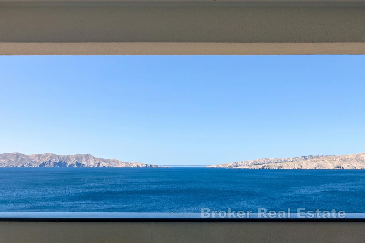 Dreistöckiges Haus mit Pool und Meerblick