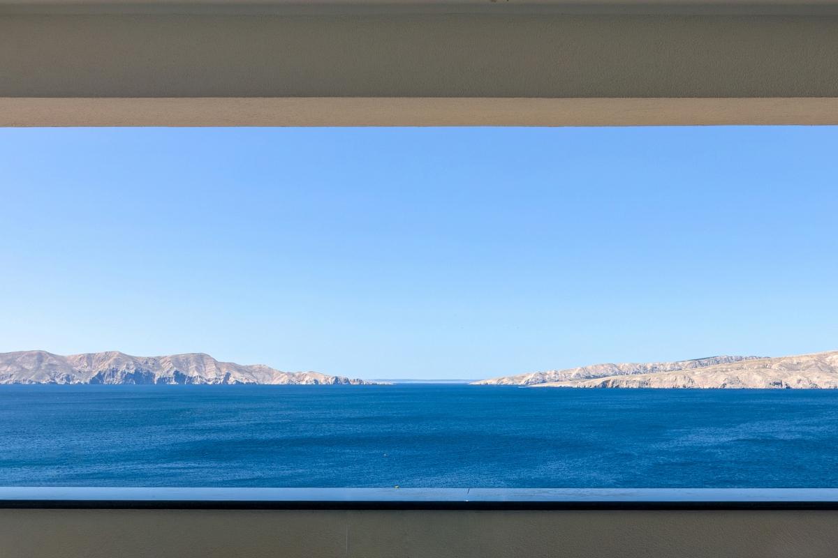 Dreistöckiges Haus mit Pool und Meerblick