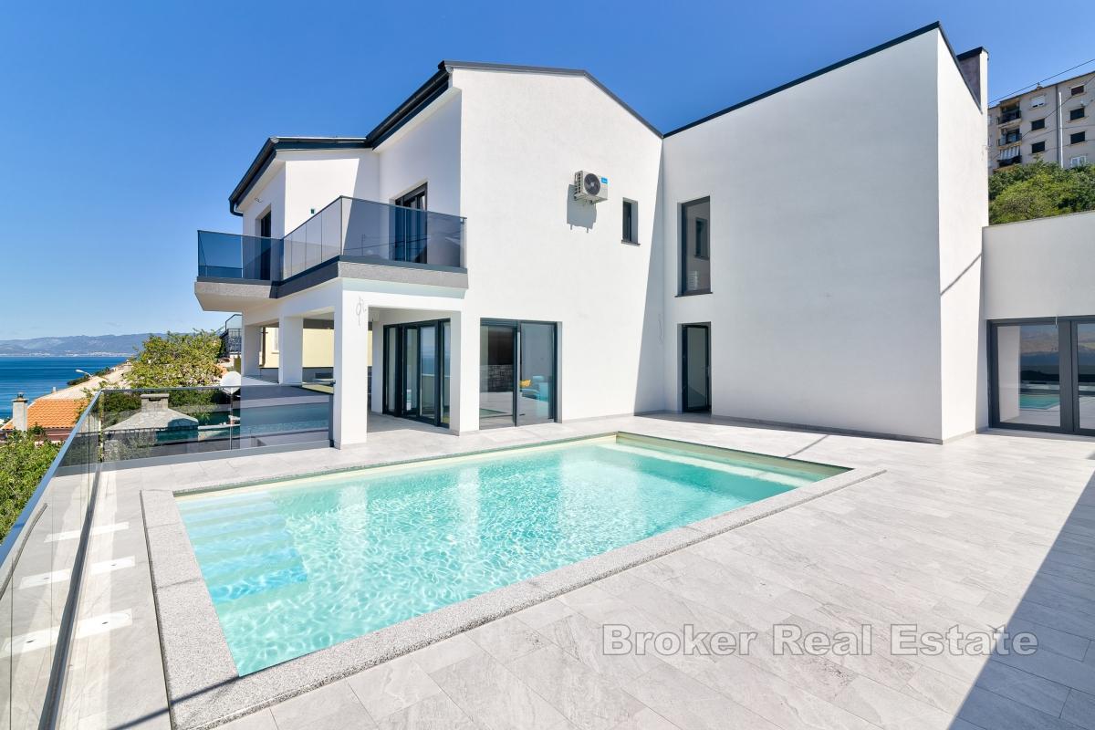 Dreistöckiges Haus mit Pool und Meerblick
