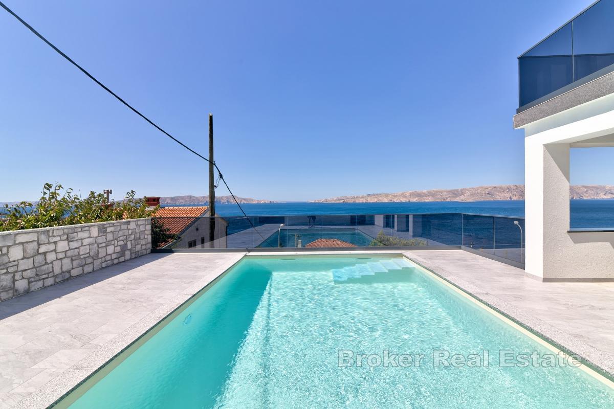 Dreistöckiges Haus mit Pool und Meerblick