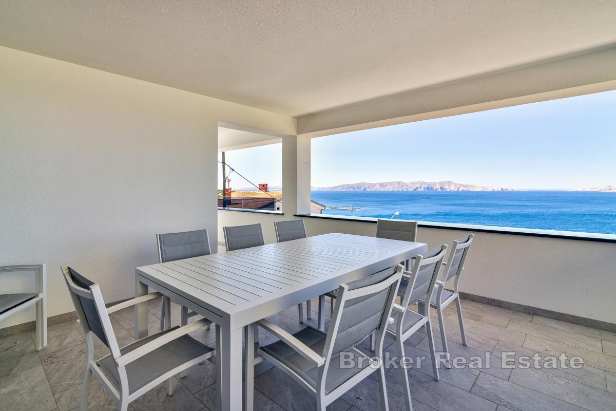 Dreistöckiges Haus mit Pool und Meerblick