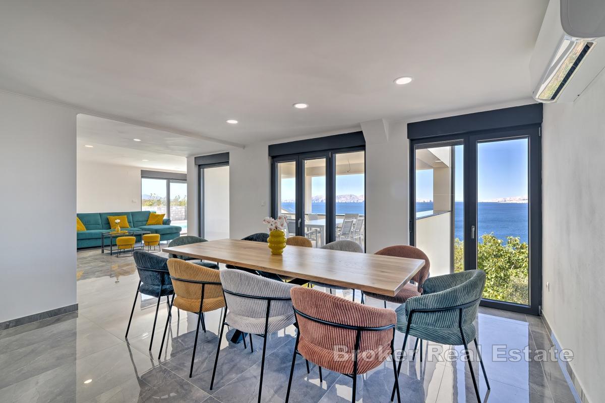 Dreistöckiges Haus mit Pool und Meerblick