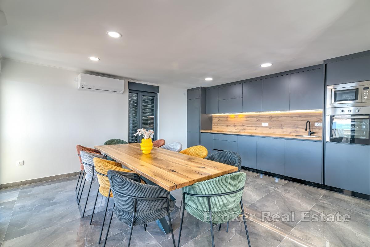 Dreistöckiges Haus mit Pool und Meerblick