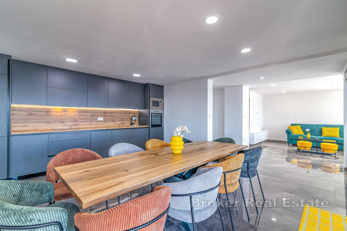 Dreistöckiges Haus mit Pool und Meerblick