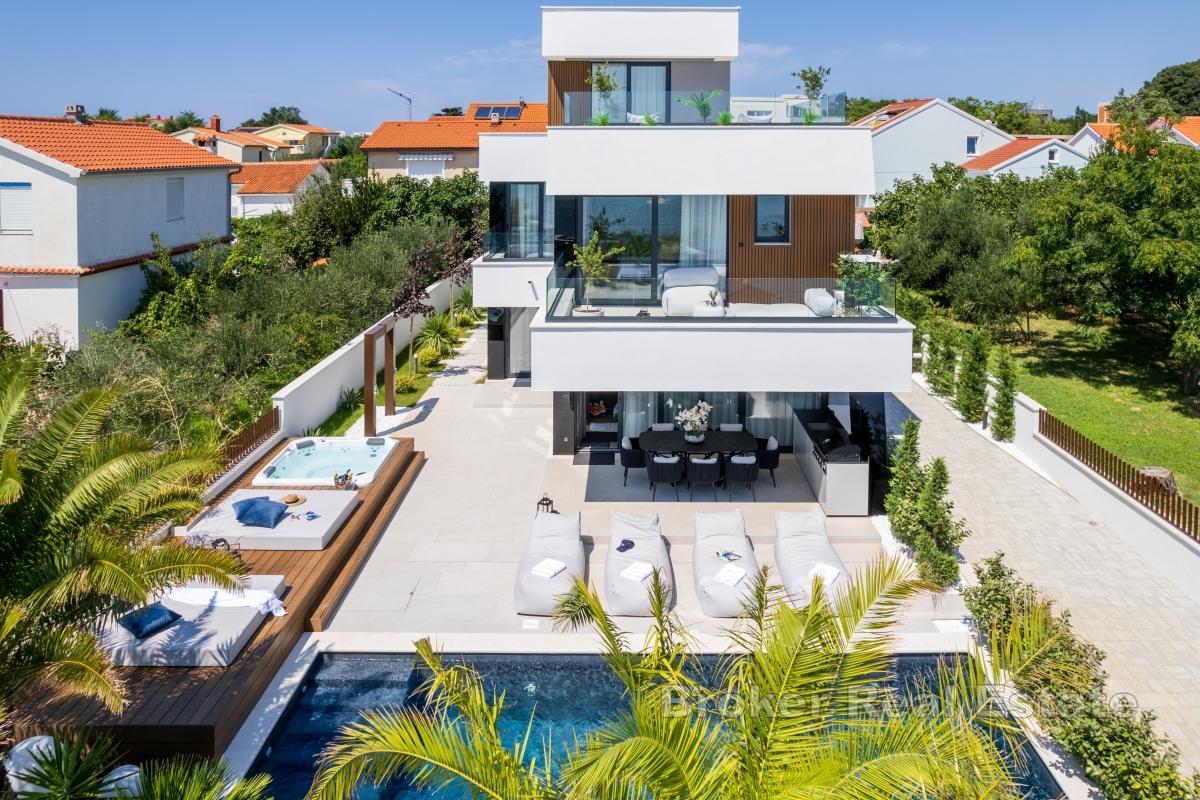 Prekrasna moderna vila s bazenom, prvi red do mora