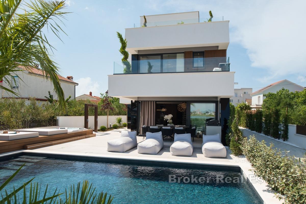 Prekrasna moderna vila s bazenom, prvi red do mora