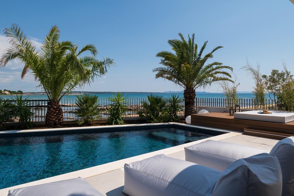 Beautiful modern villa with pool, first row to the sea