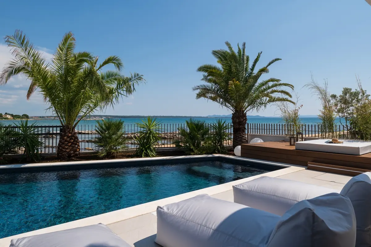 Beautiful modern villa with pool, first row to the sea