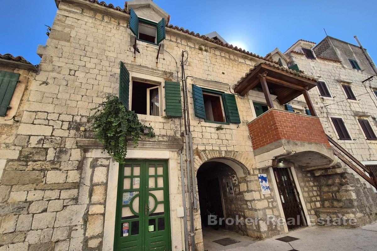 Maison en pierre de trois étages près de la mer