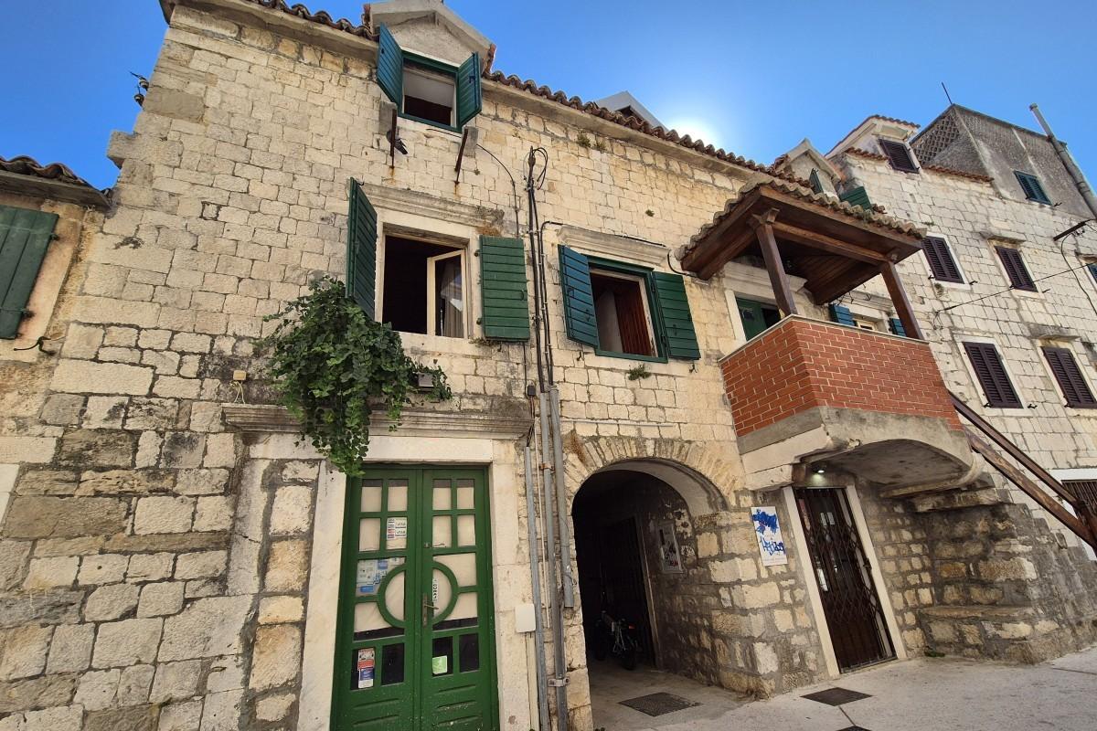 Maison en pierre de trois étages près de la mer