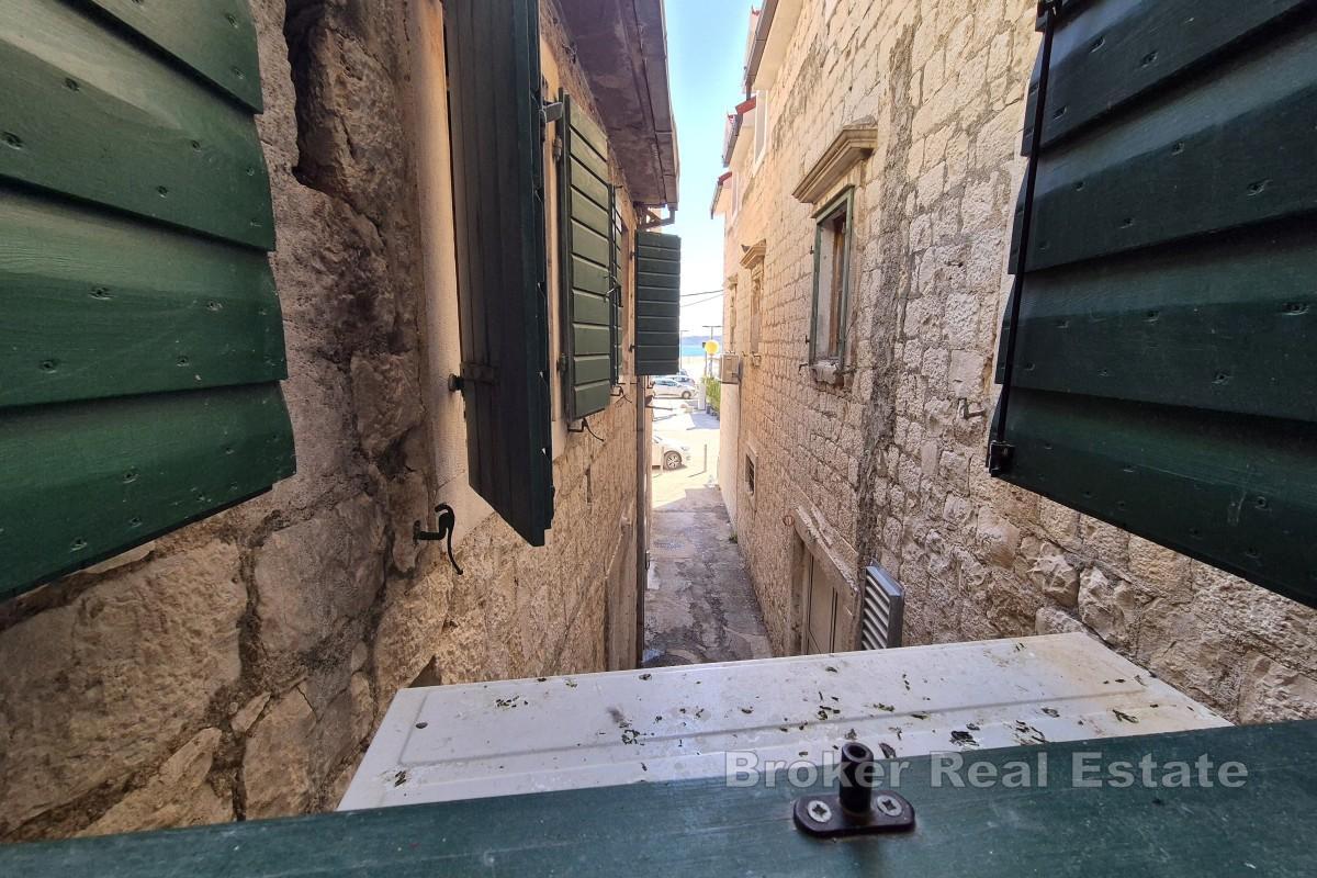 Třípatrový kamenný dům u moře