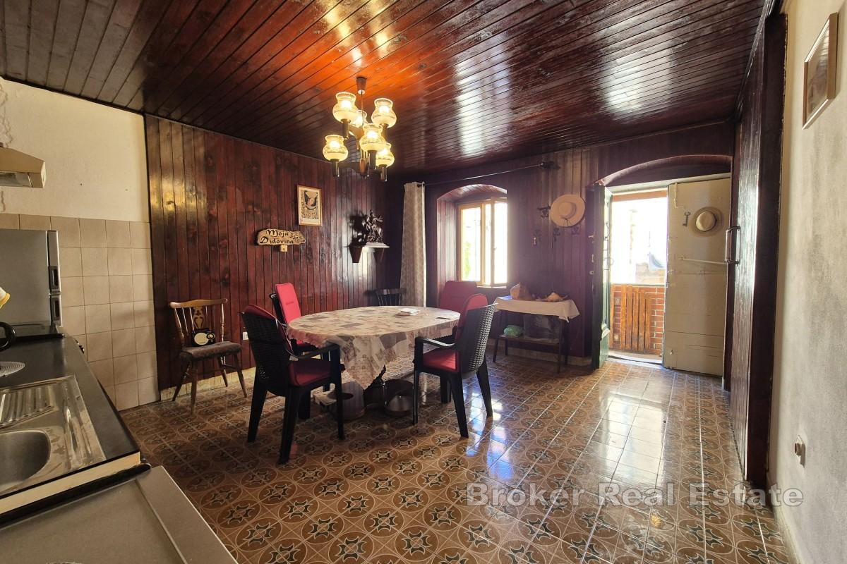 Třípatrový kamenný dům u moře