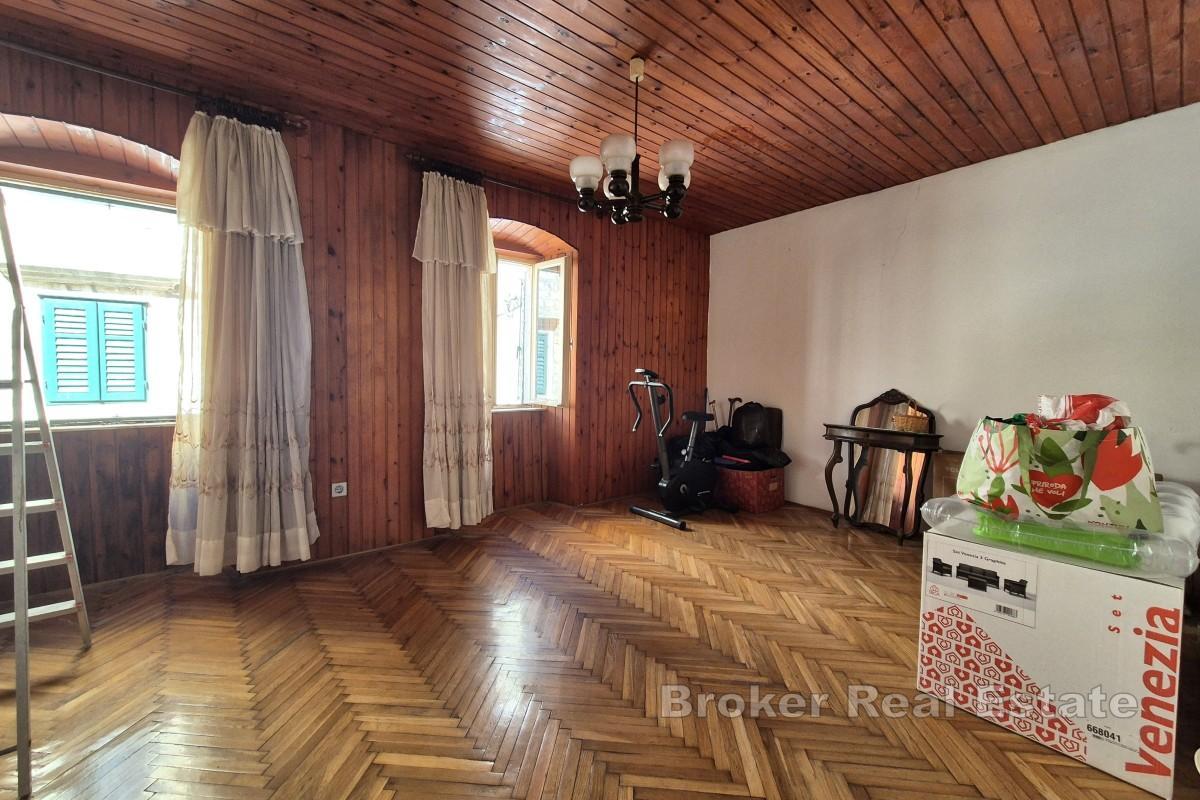 Trzypiętrowy kamienny dom blisko morza