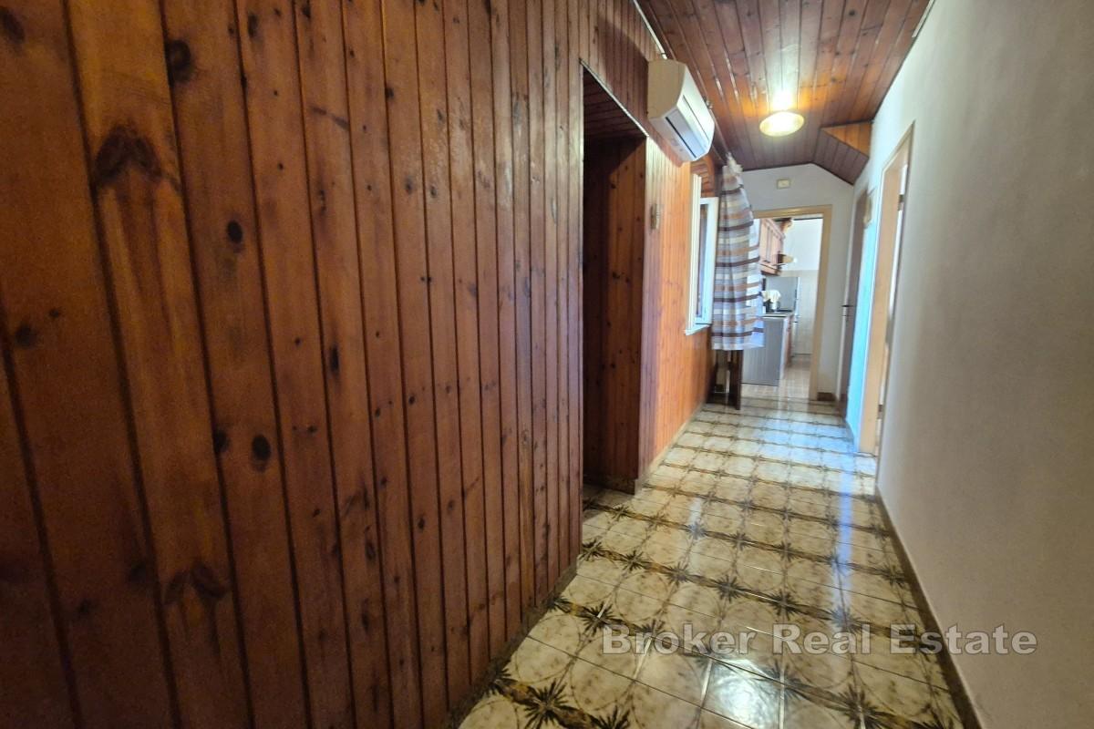 Třípatrový kamenný dům u moře