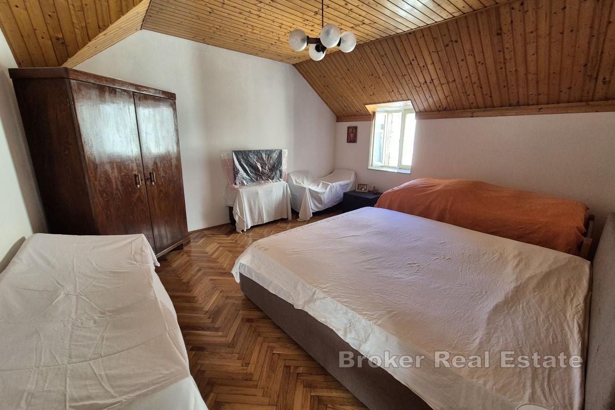 Třípatrový kamenný dům u moře