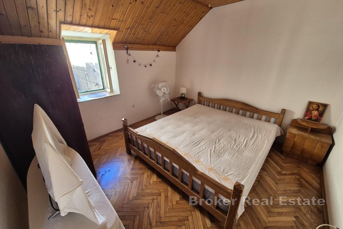 Trzypiętrowy kamienny dom blisko morza