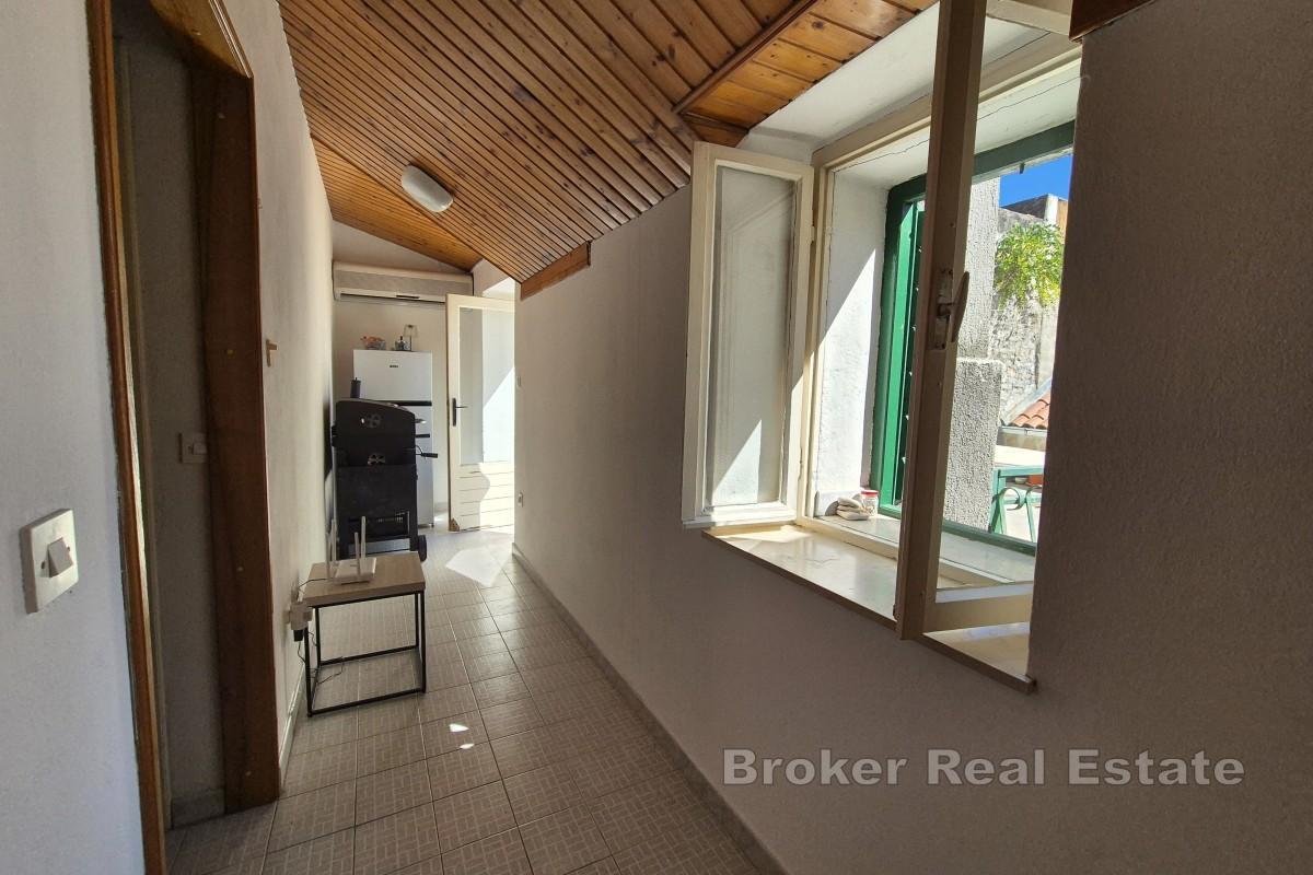 Trzypiętrowy kamienny dom blisko morza