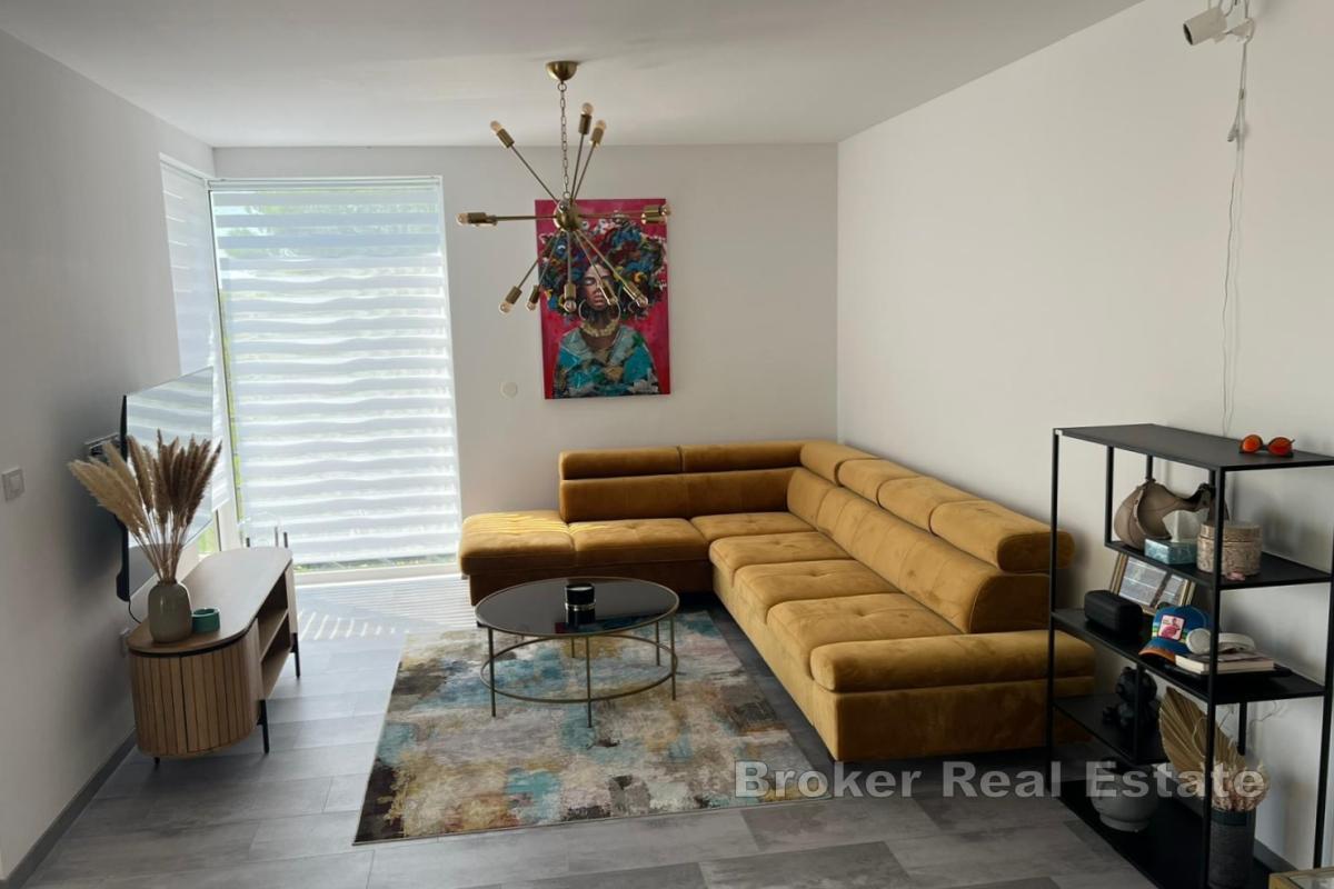 Dvojizbový apartmán s veľkou záhradou, blízko mora