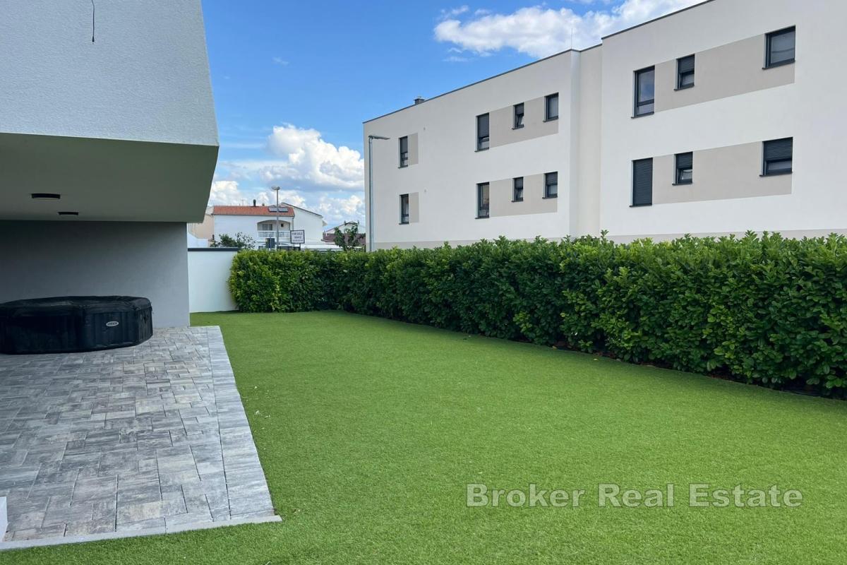 Dvojizbový apartmán s veľkou záhradou, blízko mora